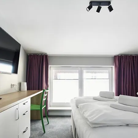 Playroom Aparthotel Krasków Eksteriør bilde